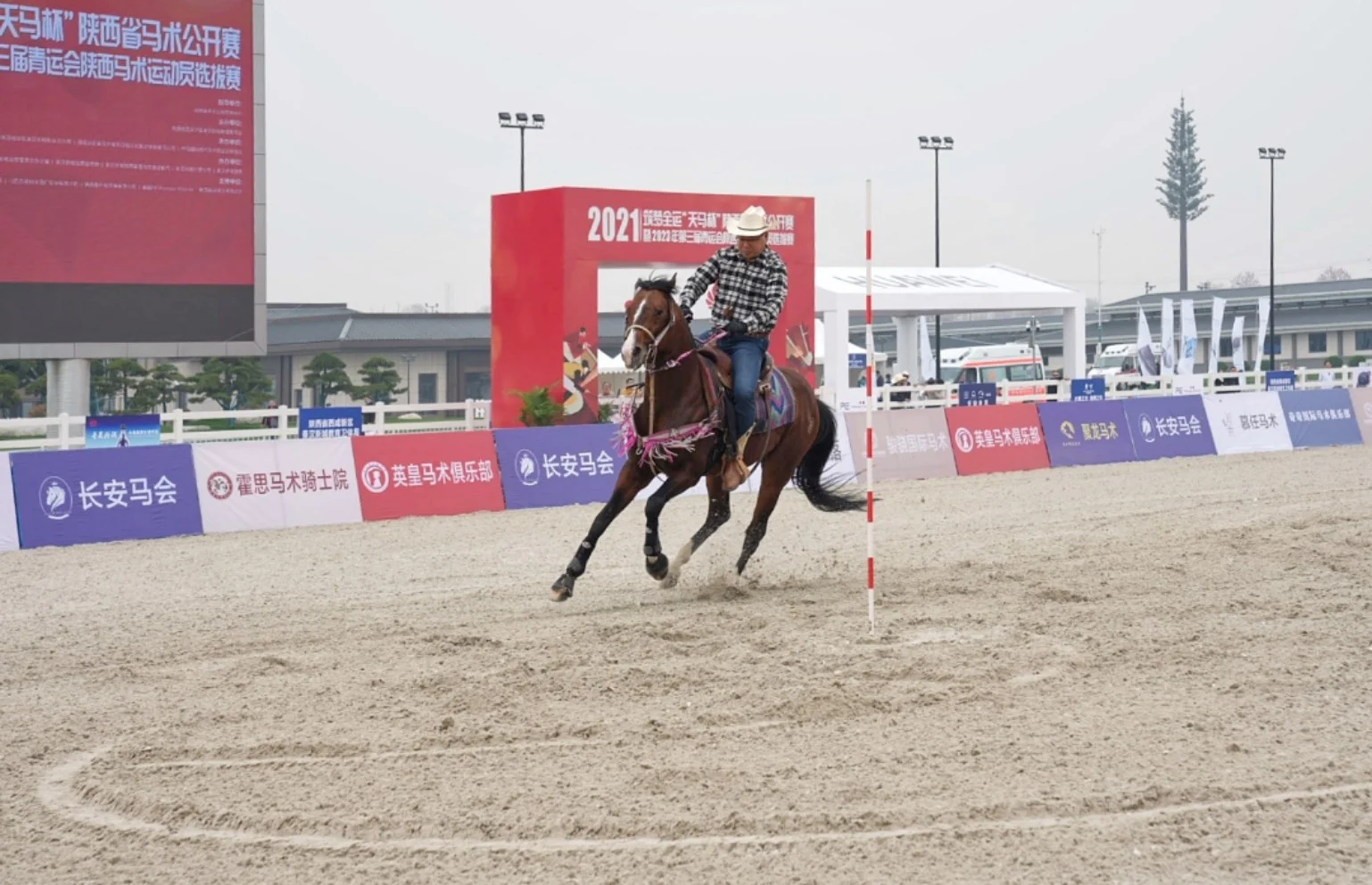 国内女子足球盛况：双方队伍角逐殊胜